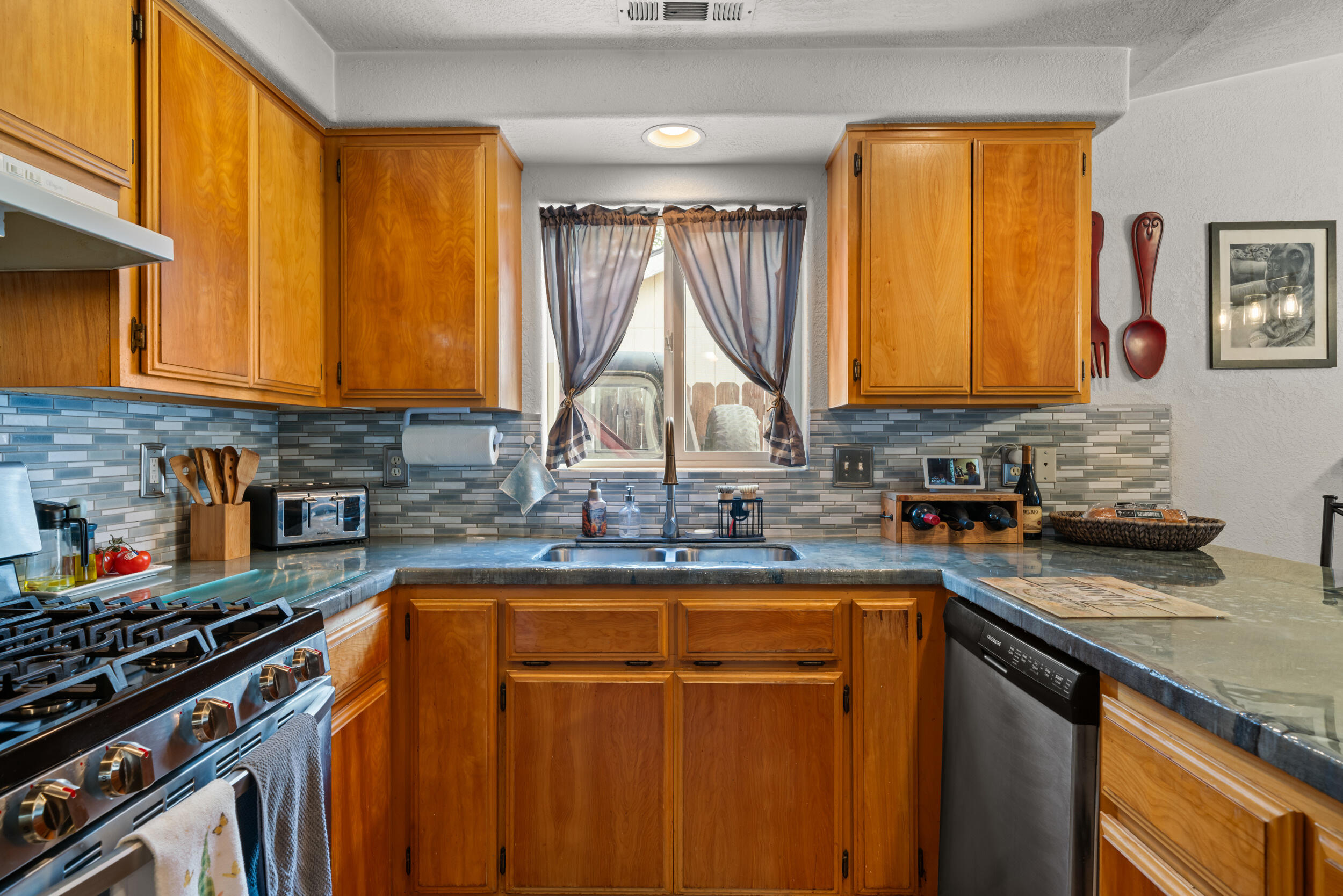 74 Eagle View Drive Eagle Point, OR 97524 - Photo 9 of 31 74 Eagle View Dr_ Eagle Point_ OR 97524-