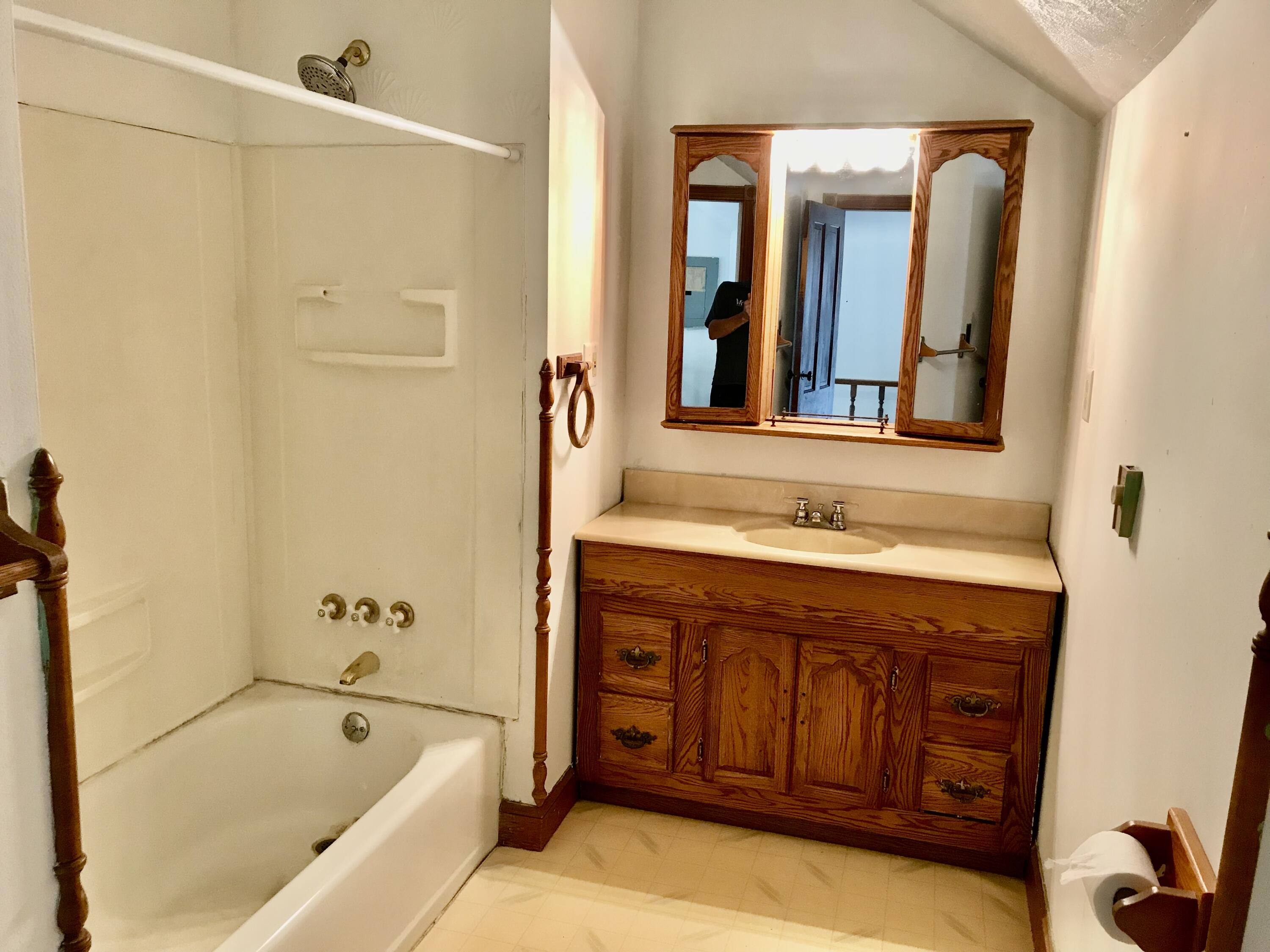 407 East Chicago Road White Pigeon, MI 49099 - Photo 29 of 35 Upper bath