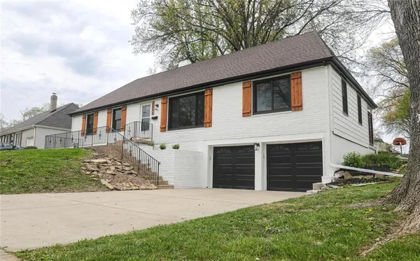 $334,900 | 4801 Northeast Sherwood Drive, Kansas City, MO 64119