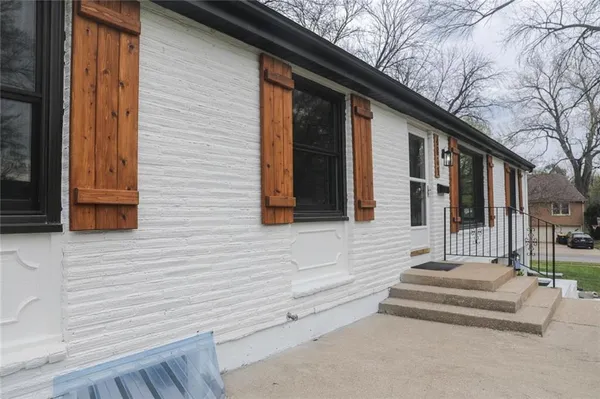 $334,900 | 4801 Northeast Sherwood Drive, Kansas City, MO 64119