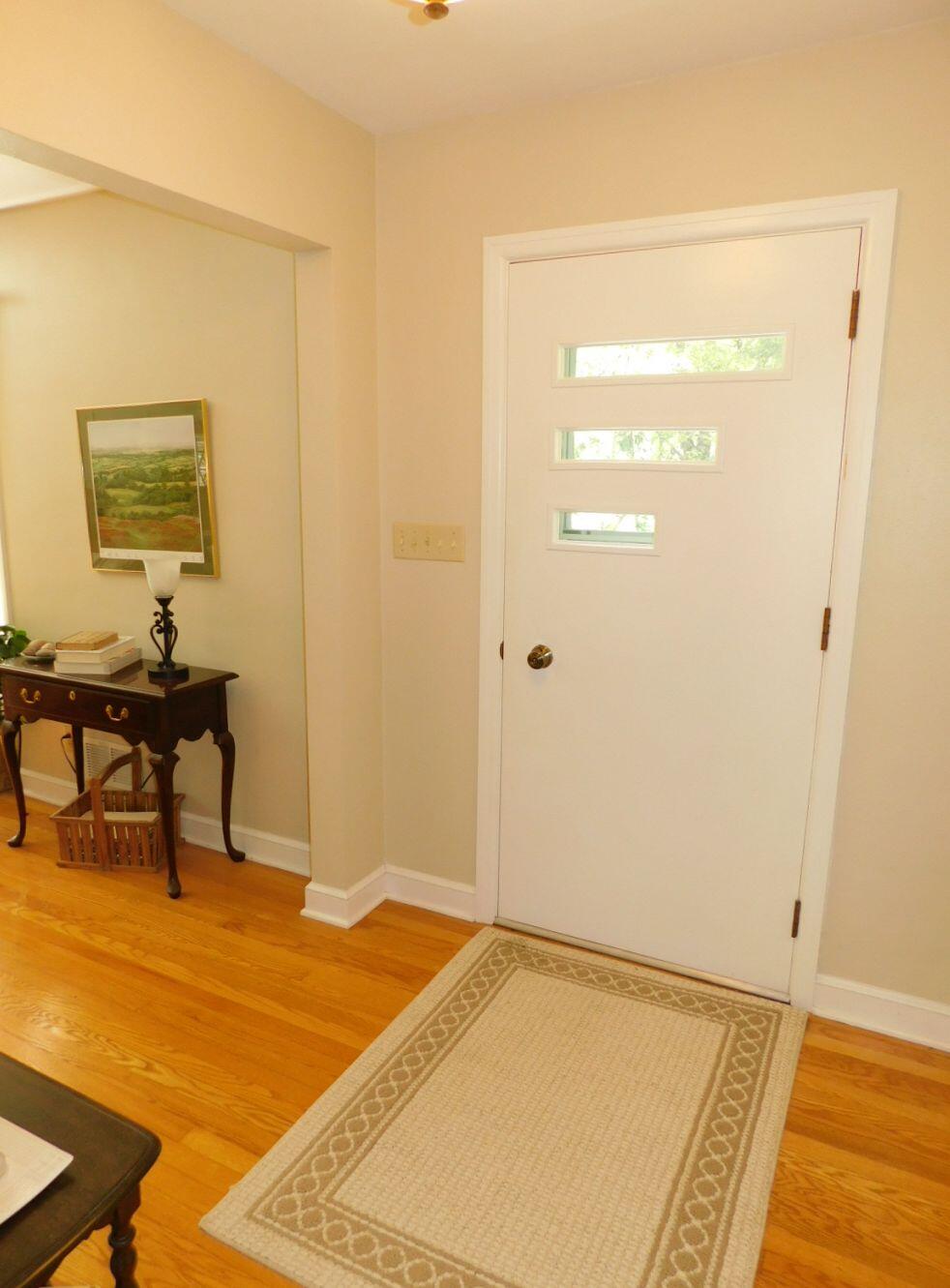 6044 Sunnycrest Road Roanoke, VA 24018 - Photo 3 of 57 Foyer