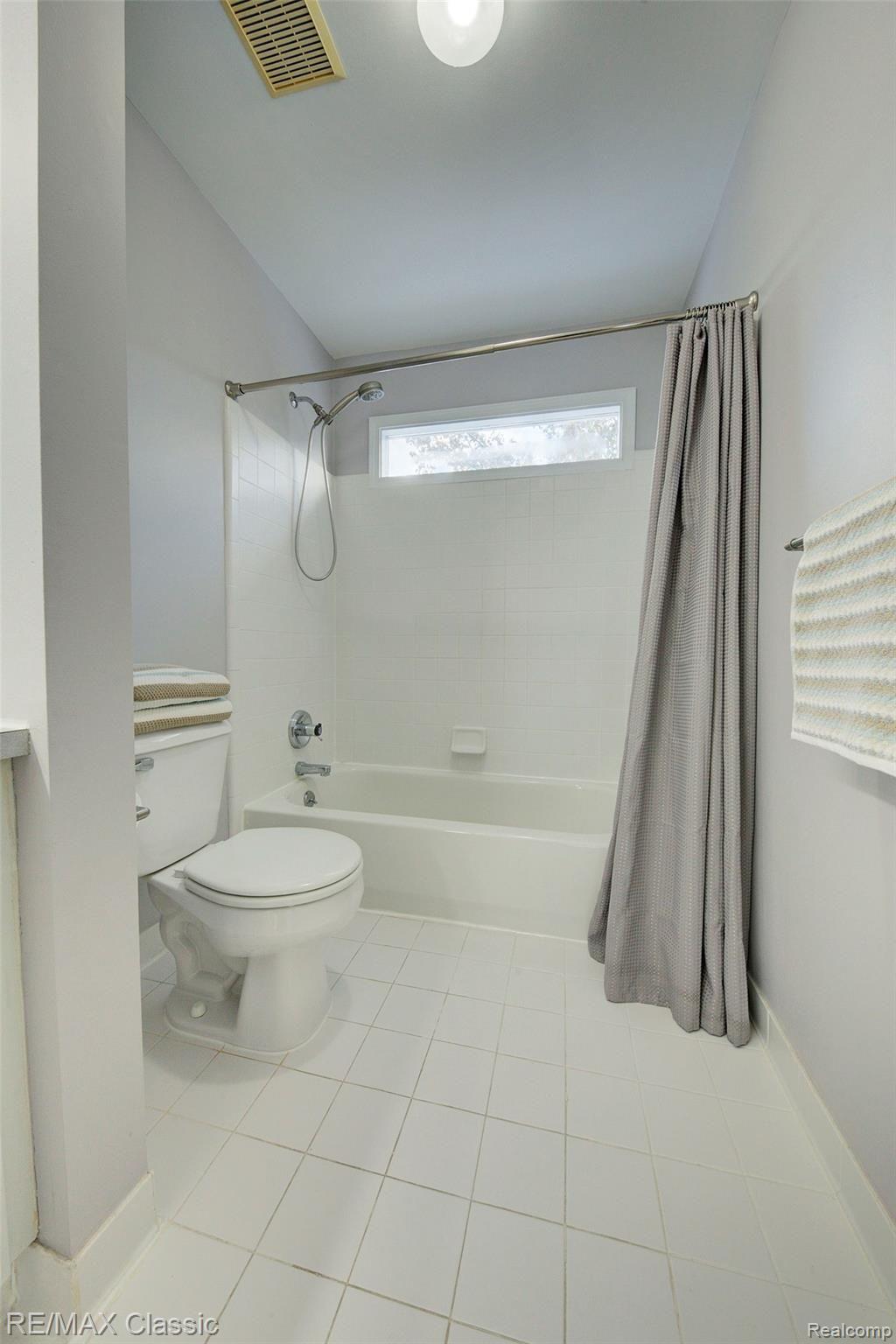 1014 Pointe Pl Boulevard Rochester, MI 48307 - Photo 71 of 80 930A3447_8_9.jpg