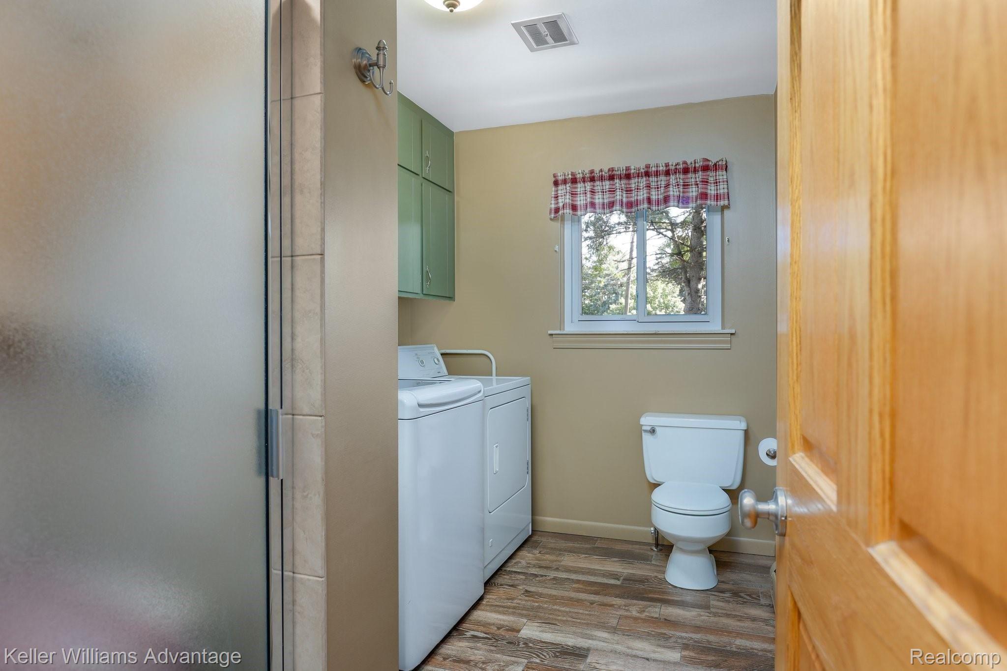 29260 Olmstead Road Flat Rock, MI 48134 - Photo 16 of 30 2nd full bath and laundry