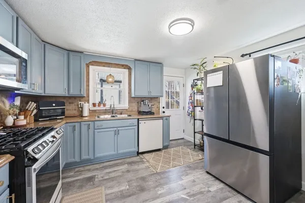 $315,000 | 191 Monrovia Street, Springfield, MA 01104