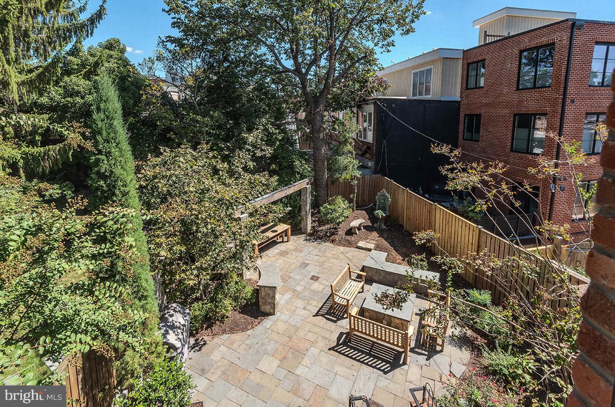 418 7th Street Southeast, Unit 302 Washington, DC 20003 - Photo 21 of 35 a backyard of a house with lots of green space