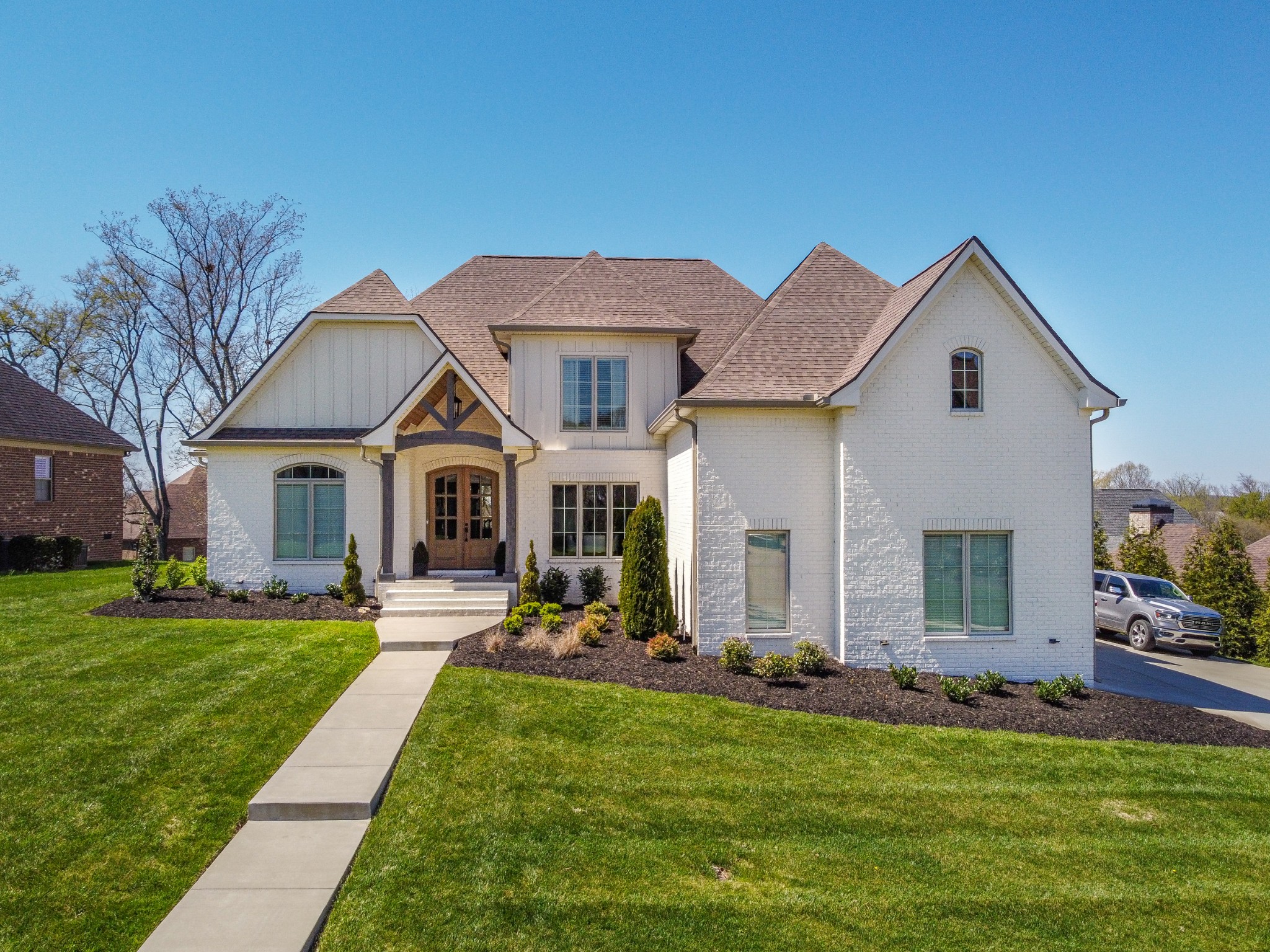 a view of a house with a yard