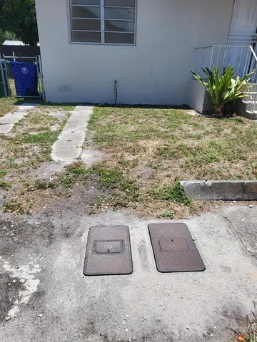 a view of a backyard