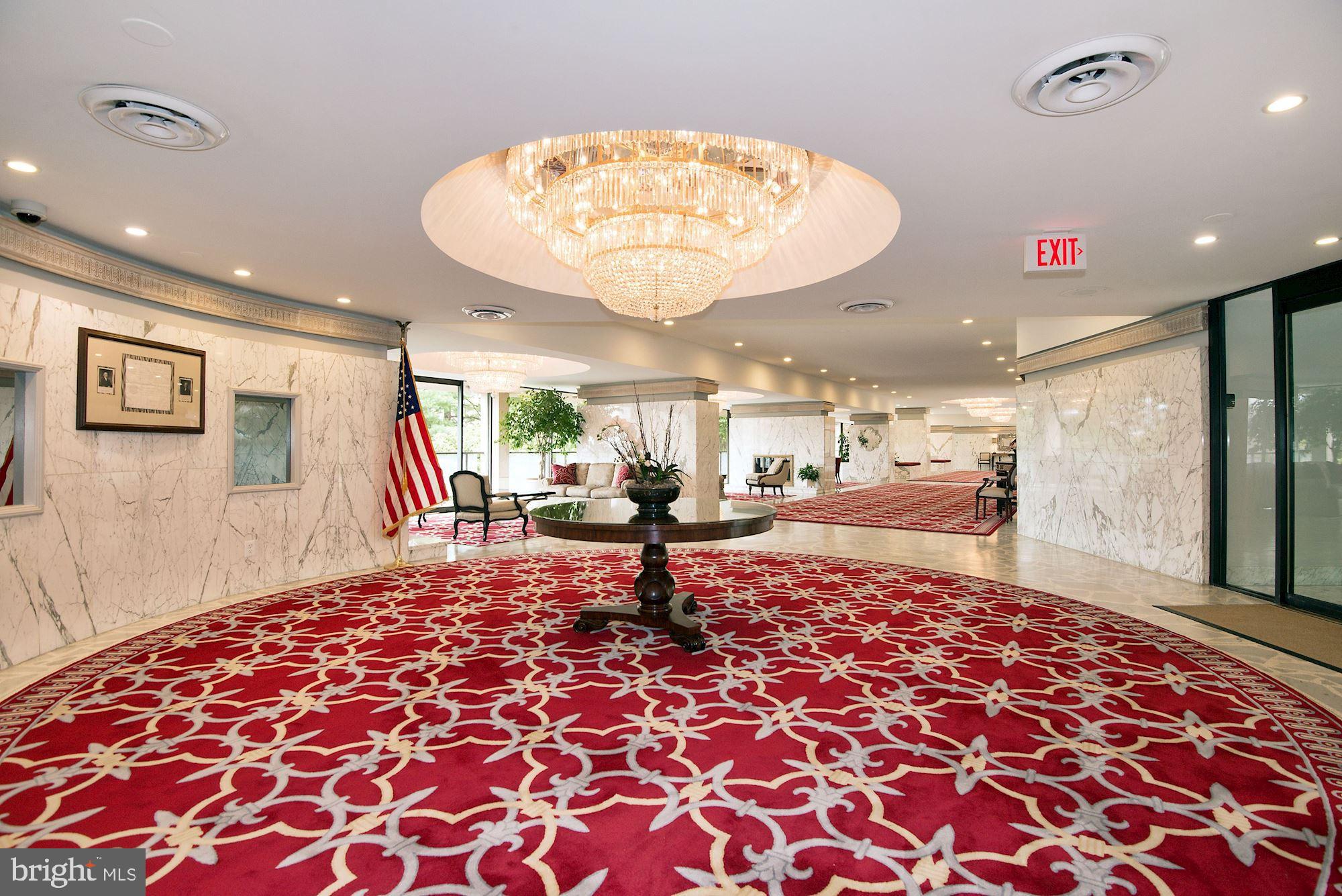 1101 South Arlington Ridge Road, Unit 704 Arlington, VA 22202 - Photo 4 of 37 a very nice looking room with a large mirror