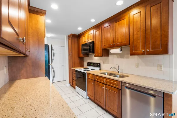 $3,400 | 132 Southport Woods Drive, Unit 132, Fairfield, CT 06890