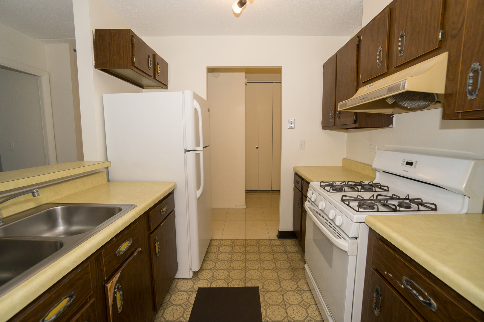 300 West Fullerton Avenue, Unit 305 Addison, IL 60101 - Photo 13 of 18 a kitchen that has a sink and a stove