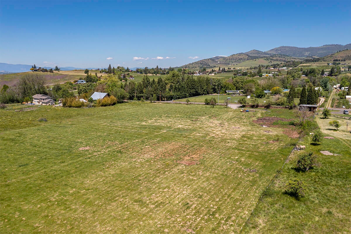 184 East Valley View Road Ashland, OR 97520 - Photo 10 of 12 Gallery Image 10