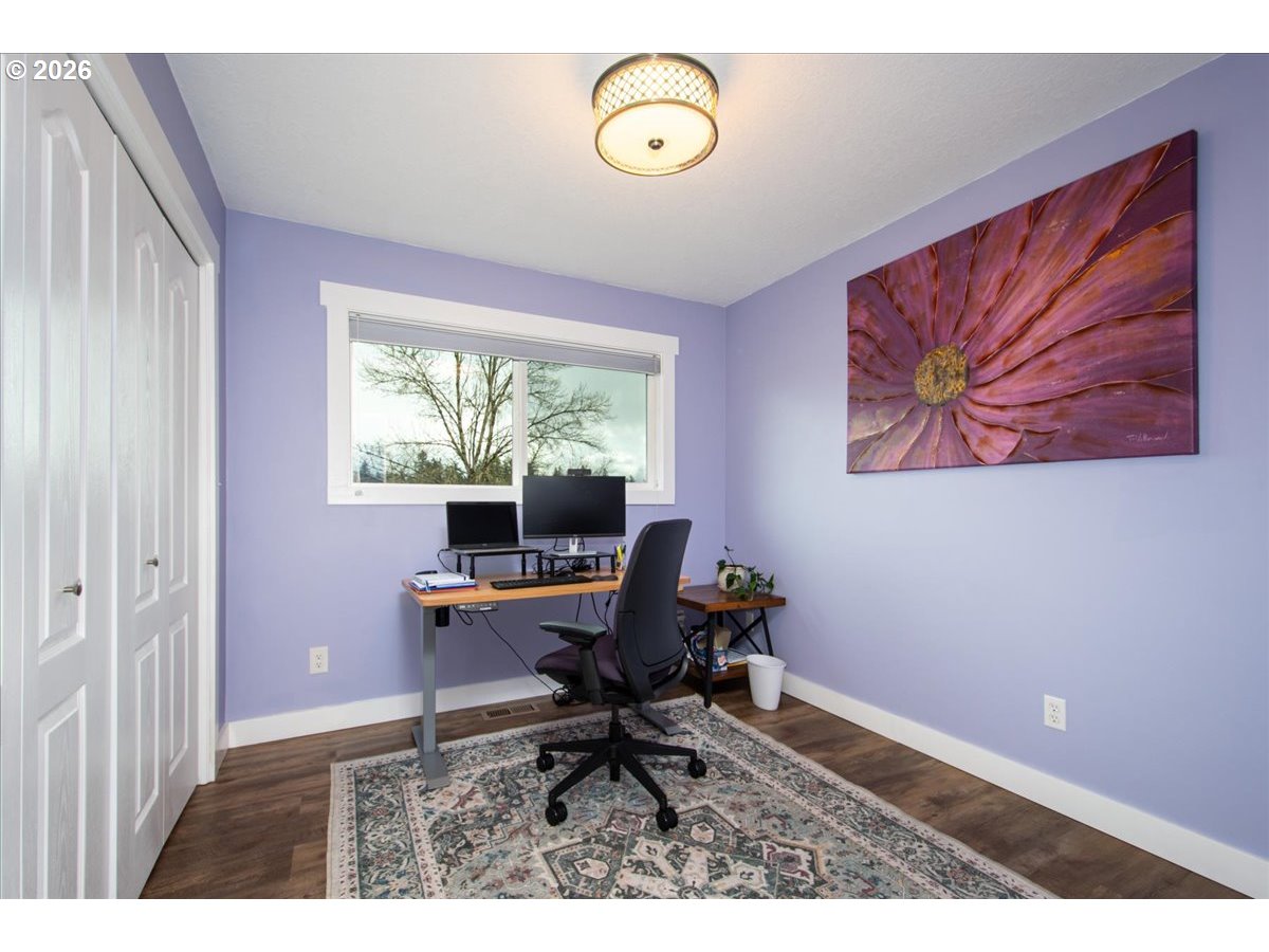 10339 Southwest 40th Avenue Portland, OR 97219 - Photo 19 of 37 a workspace with furniture and a window