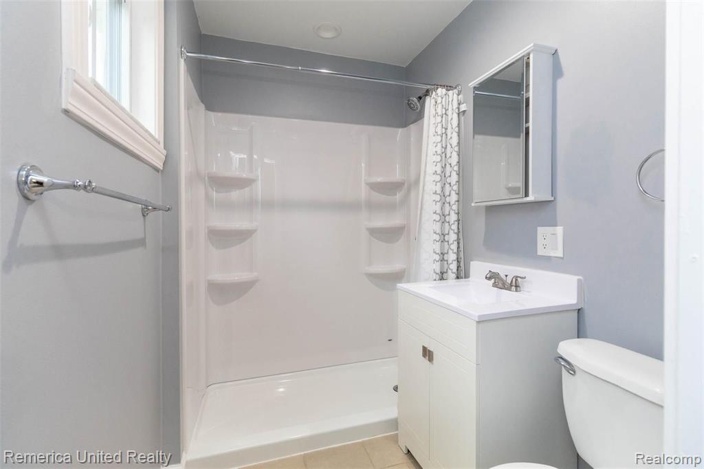 5585 Halsted Road West Bloomfield, MI 48322 - Photo 28 of 37