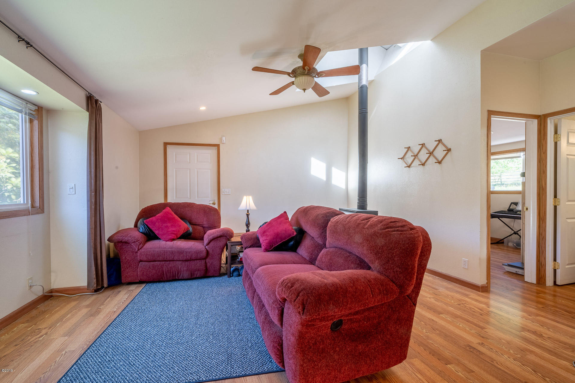 429 Hidden Valley Road Toledo, OR 97391 - Photo 14 of 41 LIVING ROOM