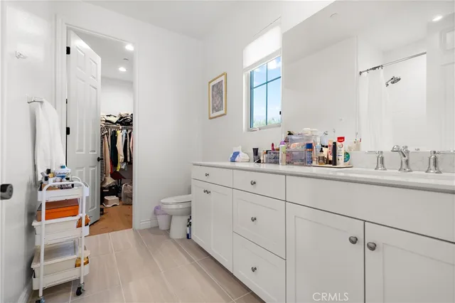 a en suite bathroom with a double vanity sink and a mirror