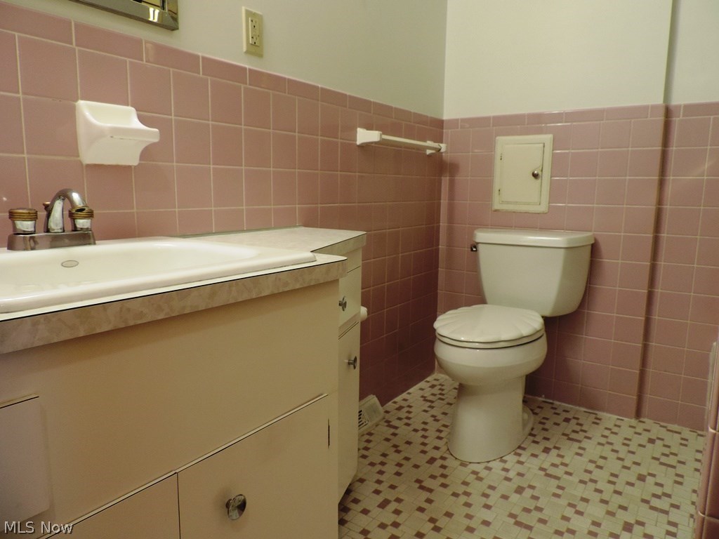 435 Center Road Bedford, OH 44146 - Photo 12 of 25 Full Main Bath with ceramic tile and tub / shower combination...