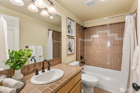 $750,000 | 2349 Harbor Avenue Southwest, Unit 701, Seattle, WA 98126