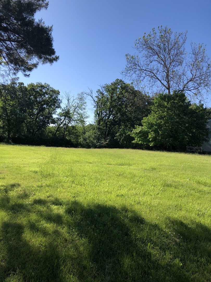 7001 Sunset Avenue Countryside, IL 60525 - Photo 1 of 1 a view of a television with a yard