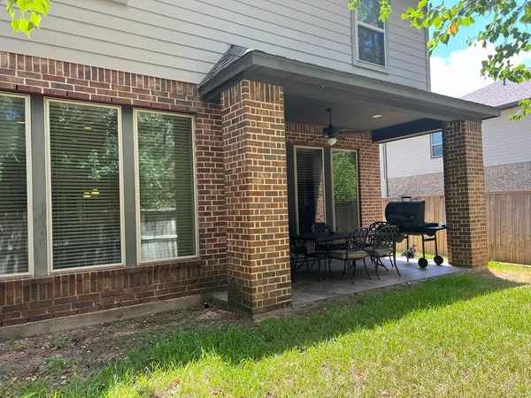 a view of a house with backyard
