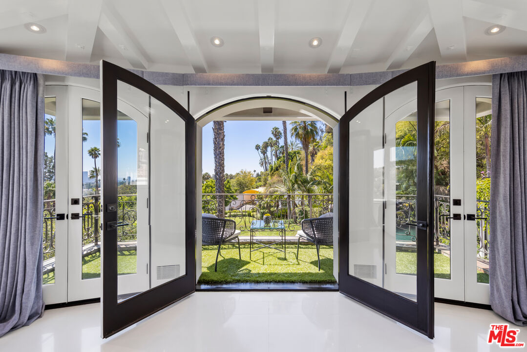 10048 Cielo Drive Beverly Hills, CA 90210 - Photo 16 of 36