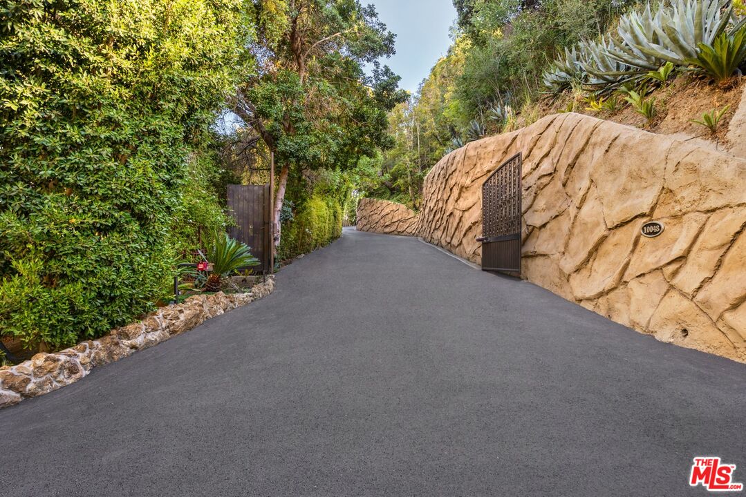 10048 Cielo Drive Beverly Hills, CA 90210 - Photo 27 of 36