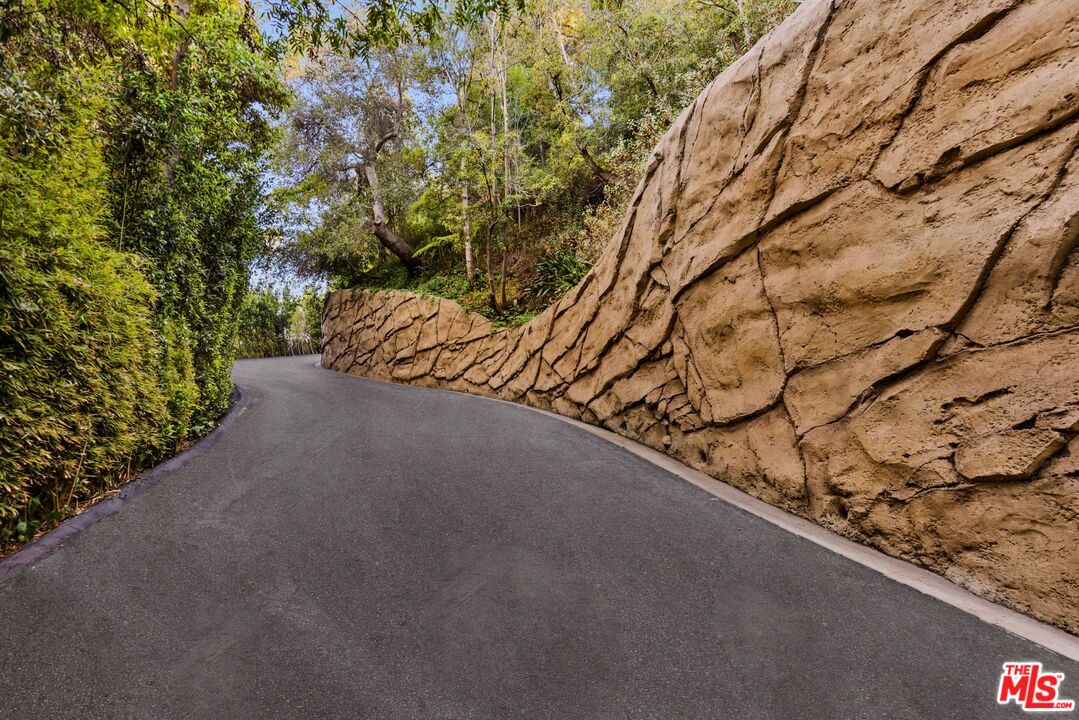 10048 Cielo Drive Beverly Hills, CA 90210 - Photo 28 of 36