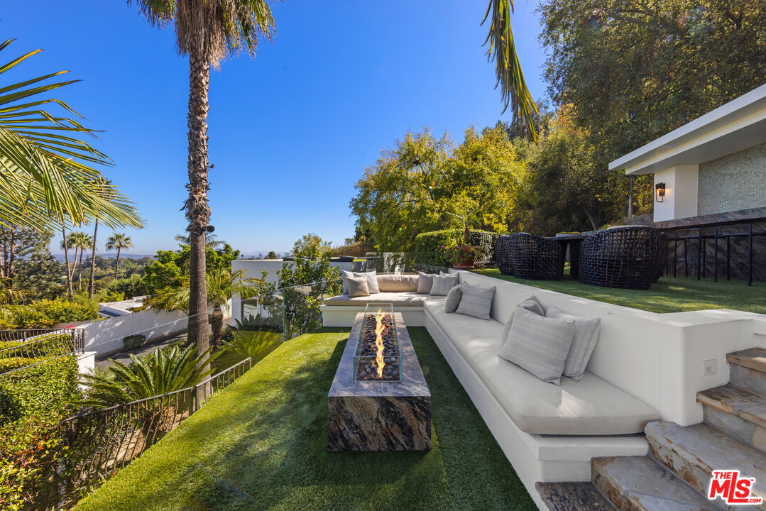 10048 Cielo Drive Beverly Hills, CA 90210 - Photo 3 of 36