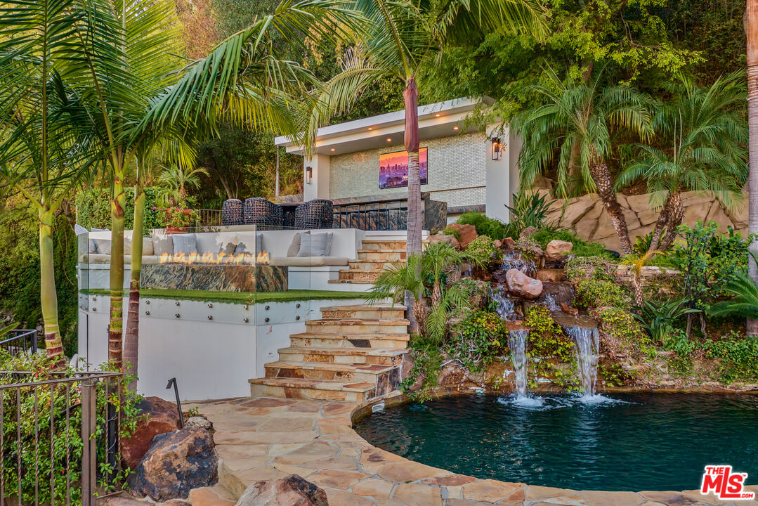 10048 Cielo Drive Beverly Hills, CA 90210 - Photo 4 of 36