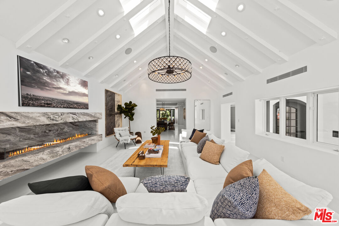 10048 Cielo Drive Beverly Hills, CA 90210 - Photo 8 of 36