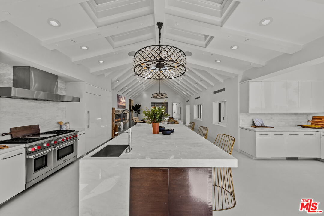 10048 Cielo Drive Beverly Hills, CA 90210 - Photo 10 of 36