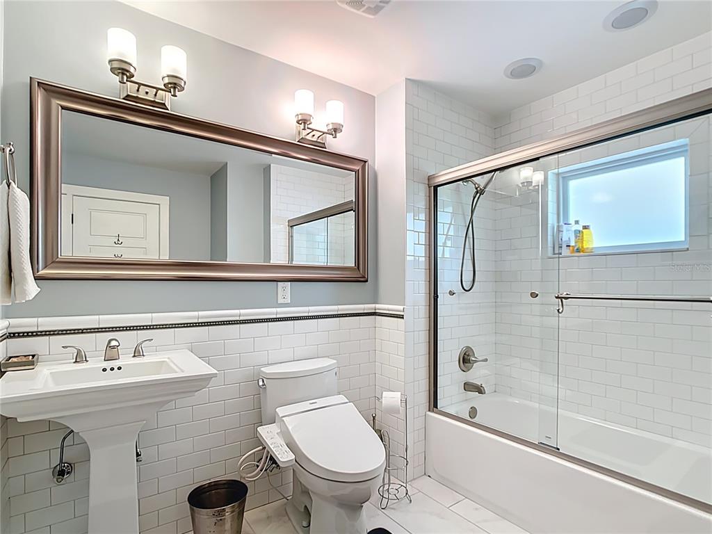705 Southeast 5th Street Ocala, FL 34471 - Photo 15 of 41 a bathroom with a toilet a sink and mirror