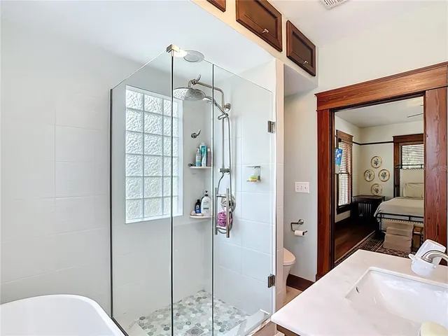a en suite spacious bathroom with a shower