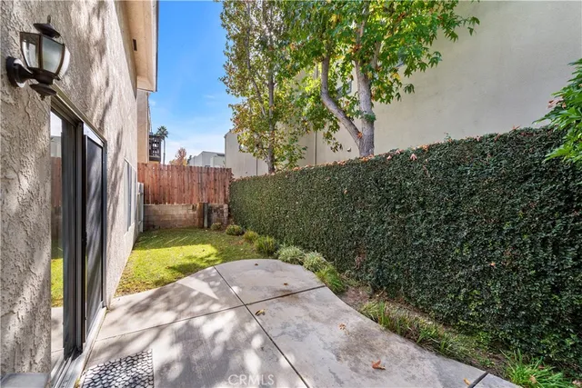 a view of a back yard