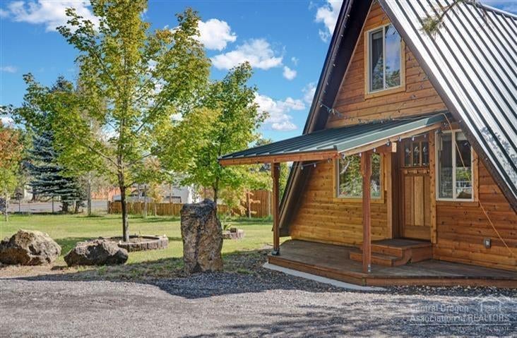 19161 Shoshone Road Bend, OR 97702 - Photo 23 of 25 Front of house with covered deck and cus