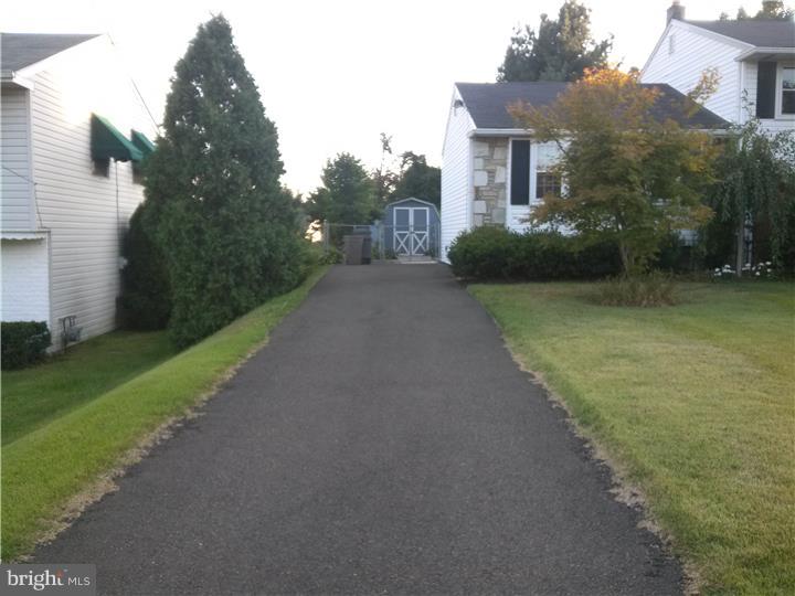 409 Robin Road Hatboro, PA 19040 - Photo 4 of 24 Driveway