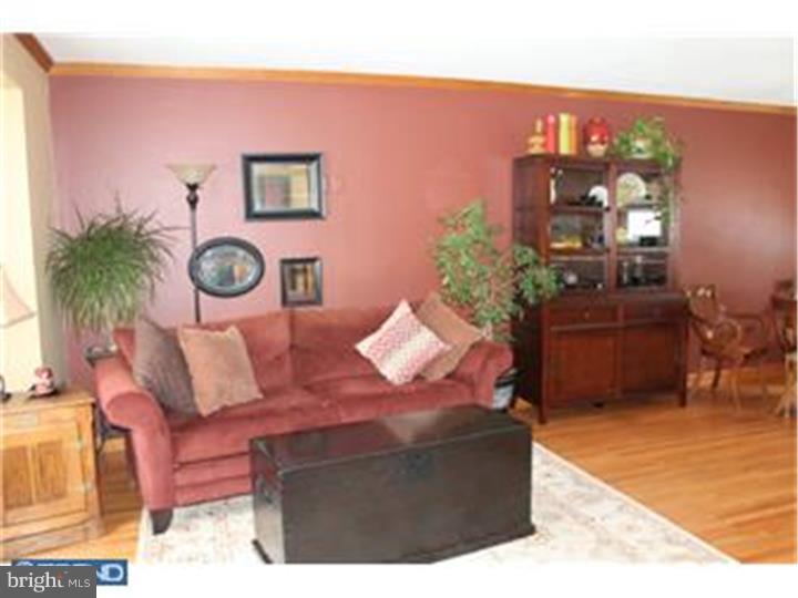409 Robin Road Hatboro, PA 19040 - Photo 5 of 24 Living Room