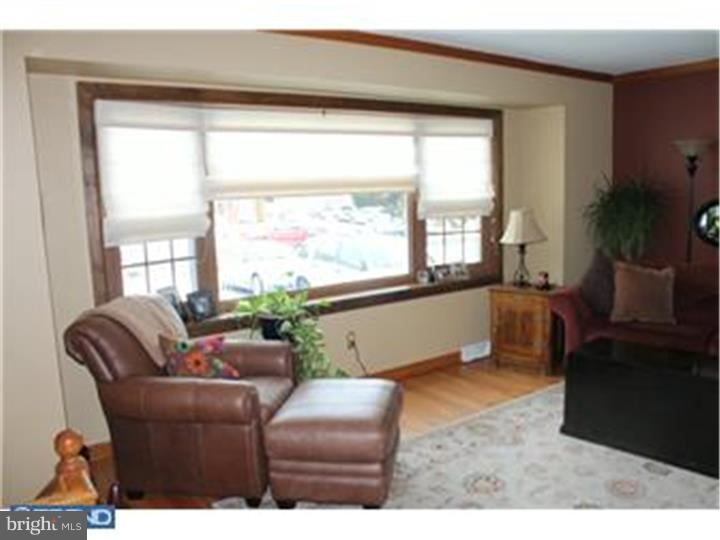 409 Robin Road Hatboro, PA 19040 - Photo 6 of 24 Living Room