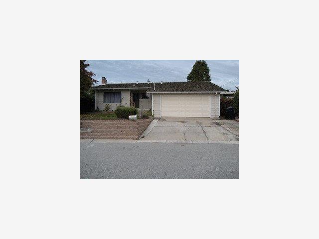 a black and white photo of a living room