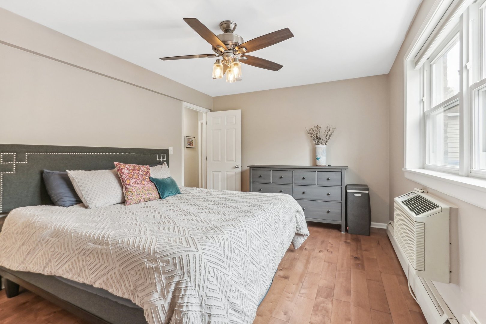 815 Reba Place, Unit 104 Evanston, IL 60202 - Photo 16 of 26 a bed room with a bed and a dresser