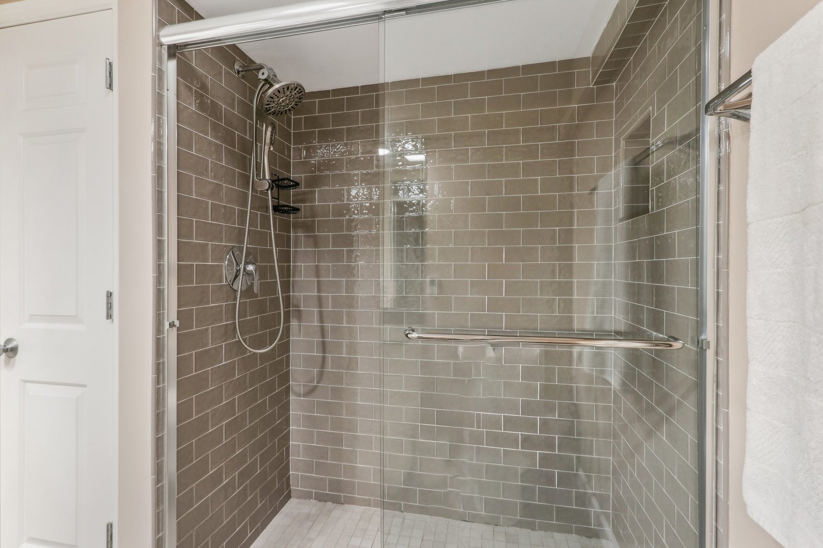 815 Reba Place, Unit 104 Evanston, IL 60202 - Photo 18 of 26 a bathroom with a shower