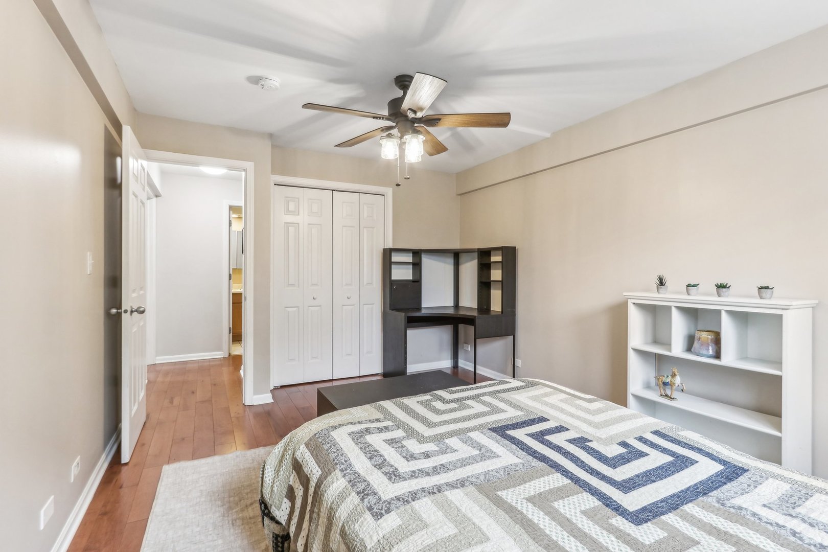 815 Reba Place, Unit 104 Evanston, IL 60202 - Photo 20 of 26 a bedroom with a bed and a chandelier