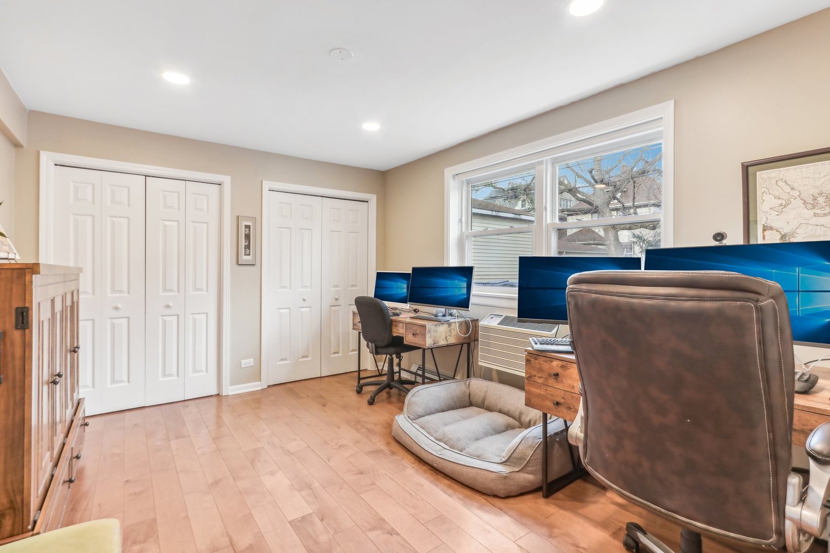 815 Reba Place, Unit 104 Evanston, IL 60202 - Photo 21 of 26 a living room with furniture and a window