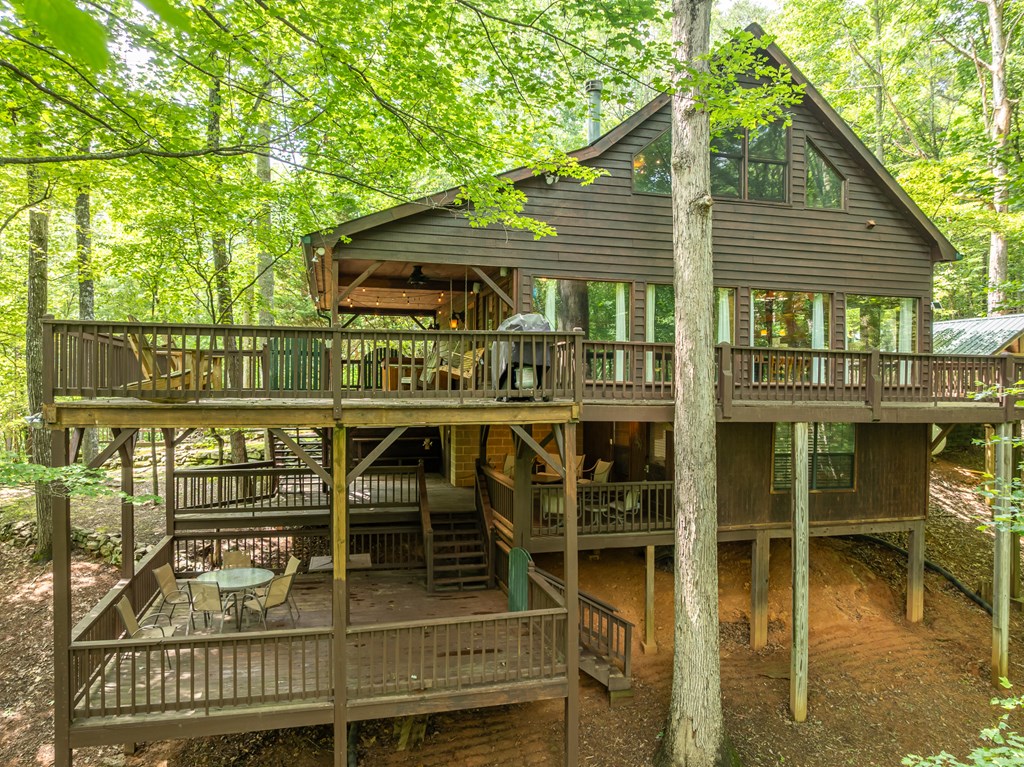197 Smith Hill Road Blue Ridge, GA 30513 - Photo 11 of 36 a balcony with table and chairs