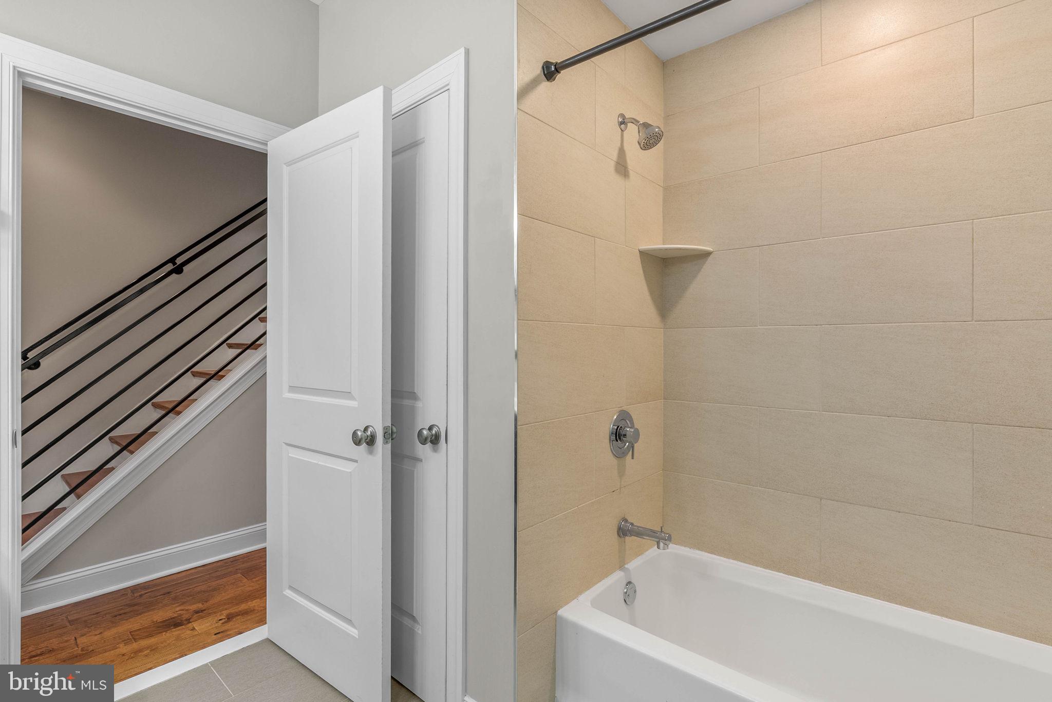 1423 South Howard Street Philadelphia, PA 19147 - Photo 28 of 40 a bathroom with a white bath tub