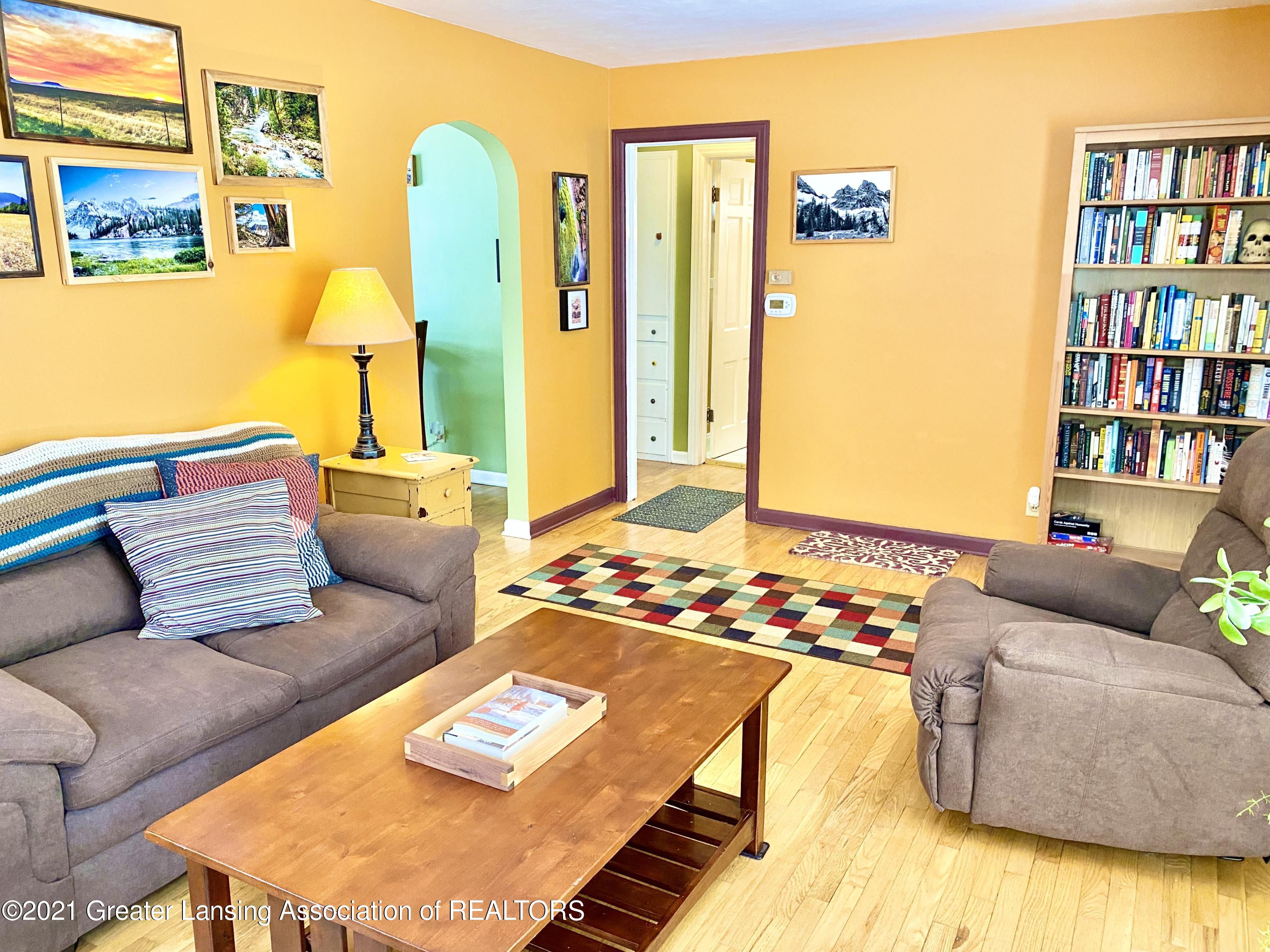 611 Riley Street Lansing, MI 48910 - Photo 6 of 41 Living Room