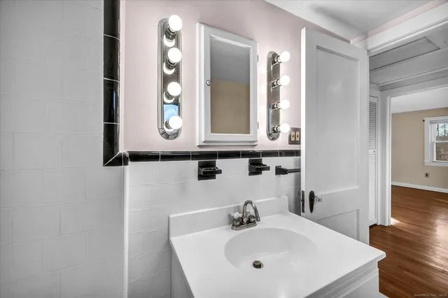 $314,900 | 237 Boston Road, Middletown, CT 06457