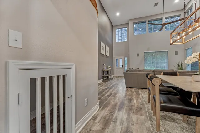 a very nice looking room with a big room