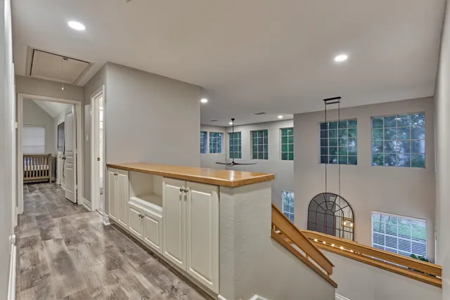 a view of livingroom with furniture