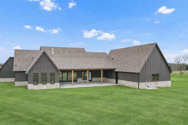 a view of a house with a backyard