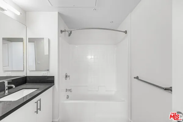 $2,295 | 3567 Chesapeake Avenue, Unit 406, Los Angeles, CA 90016